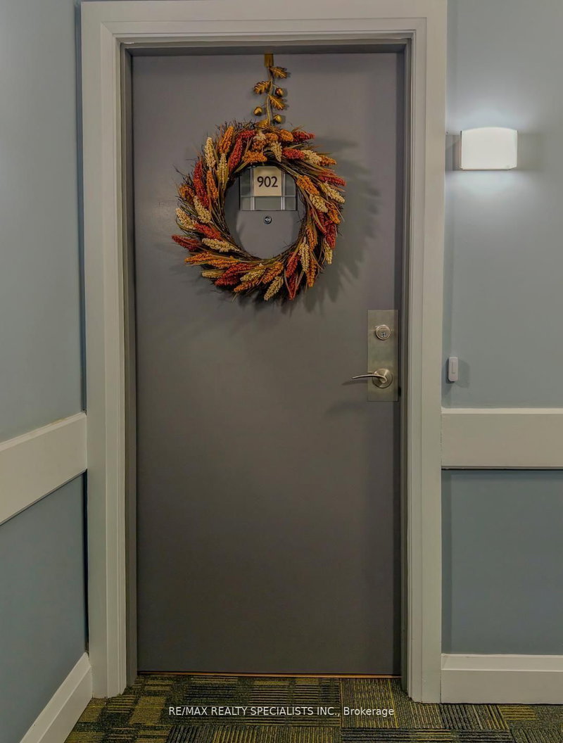 902 - 810 Scollard Crt, Mississauga, L5V 0A4 | Image 2