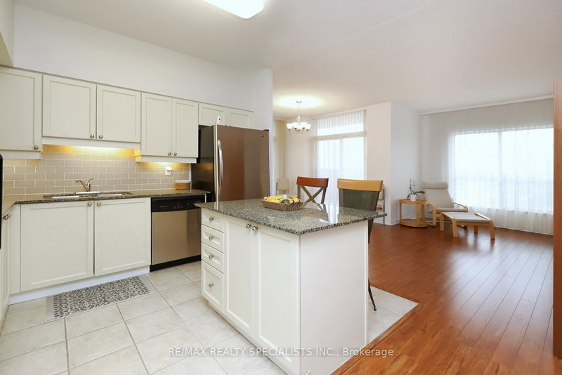 902 - 810 Scollard Crt, Mississauga, L5V 0A4 | Image 3