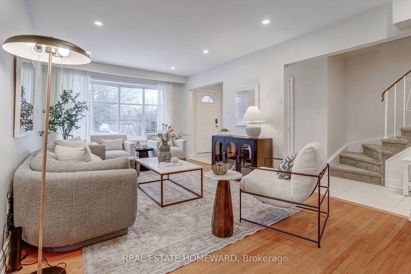 783 Dodsworth Cres, Mississauga, L4Y 2H8 | Image 2