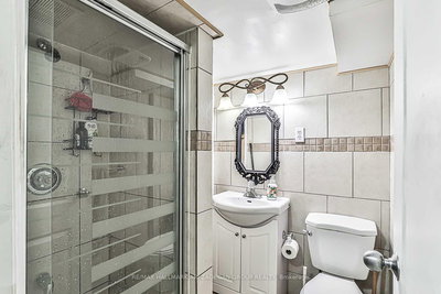 Lower-75 Fairfield Avenue, Toronto, Ontario image-0-3