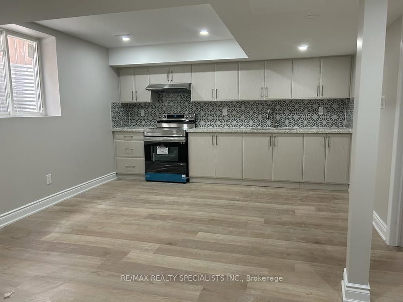 BSMNT - 5969 Manzanillo Cres, Mississauga, L5M 6Y3 | Image 2