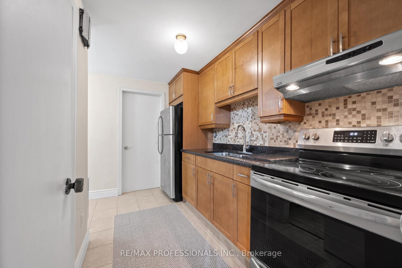 172 Humbercrest Boulevard, Unit Lower - Photo 8