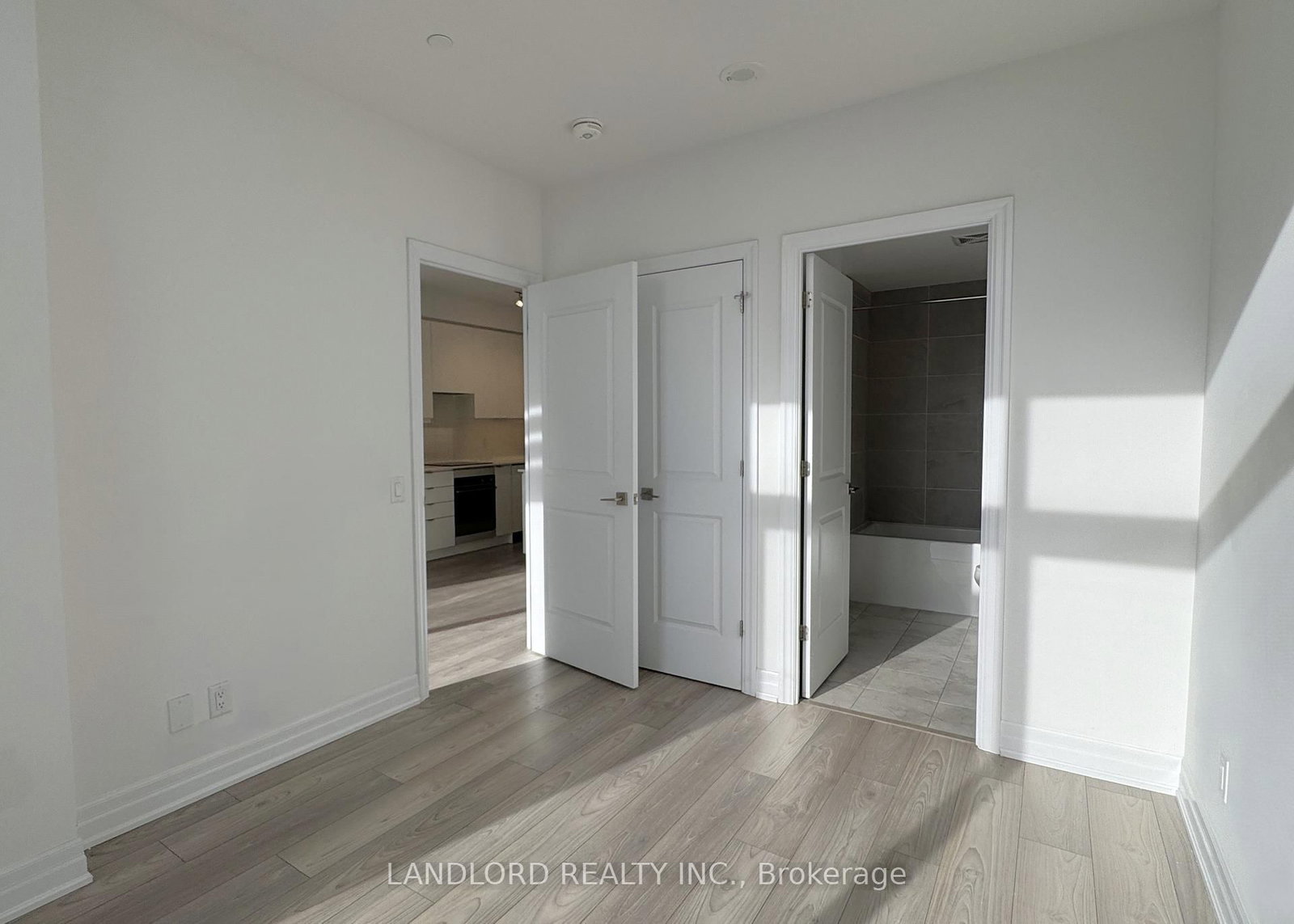 36 Elm Drive W, Unit 502 - Photo 8