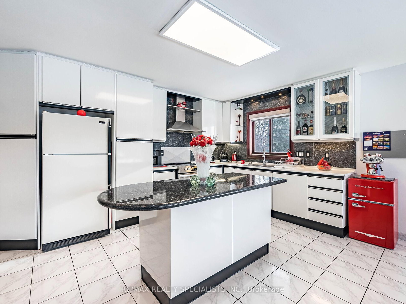 9186 Goreway Drive - Photo 11