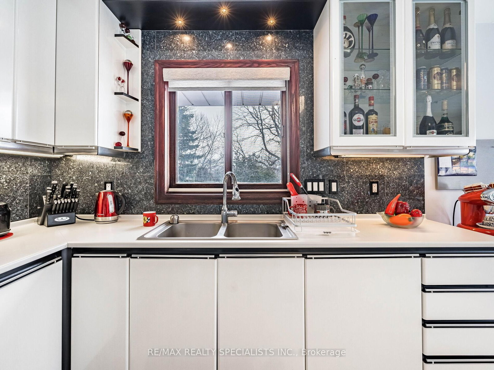 9186 Goreway Drive - Photo 14