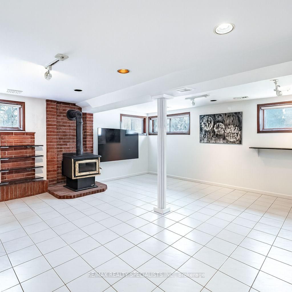 9186 Goreway Drive - Photo 32