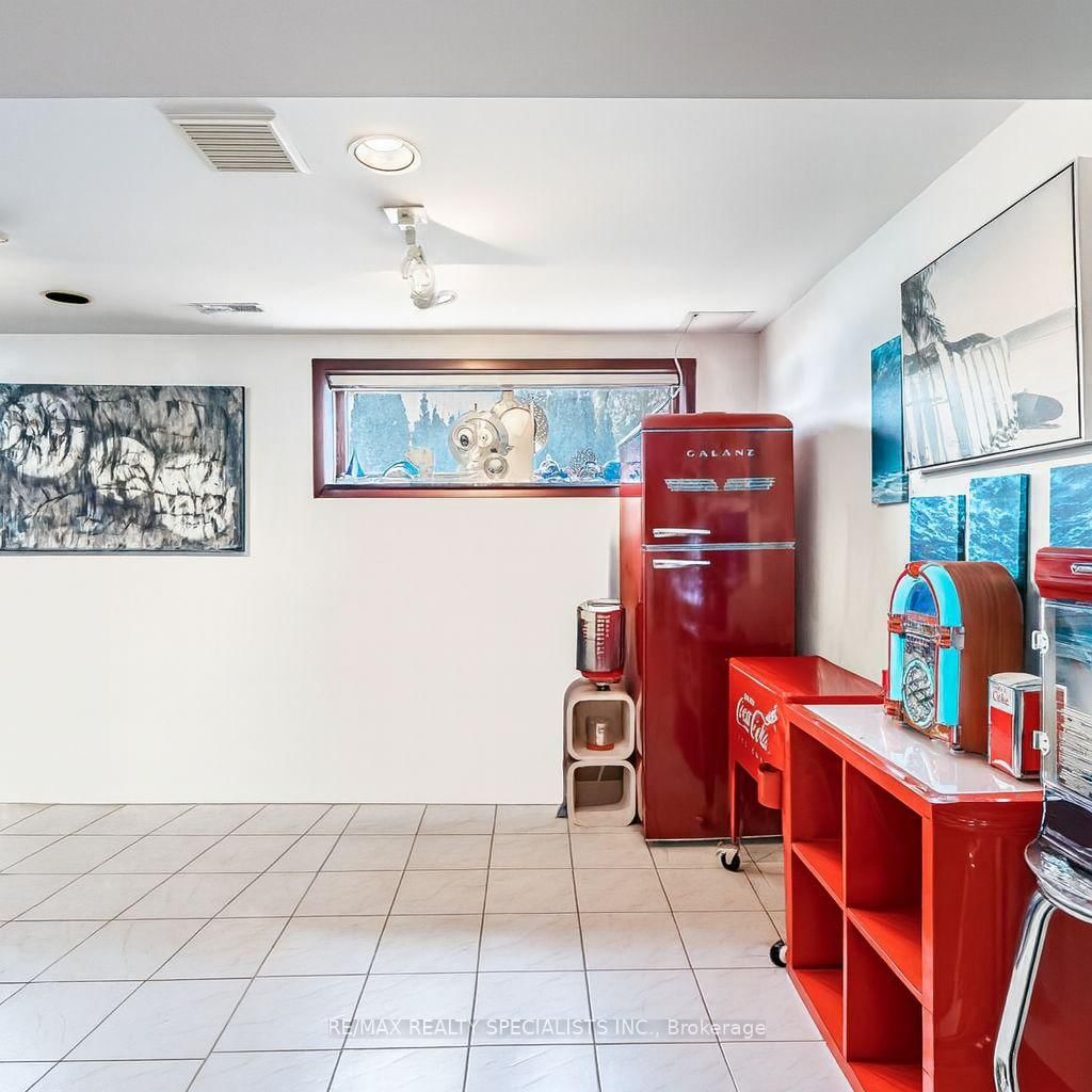 9186 Goreway Drive - Photo 34