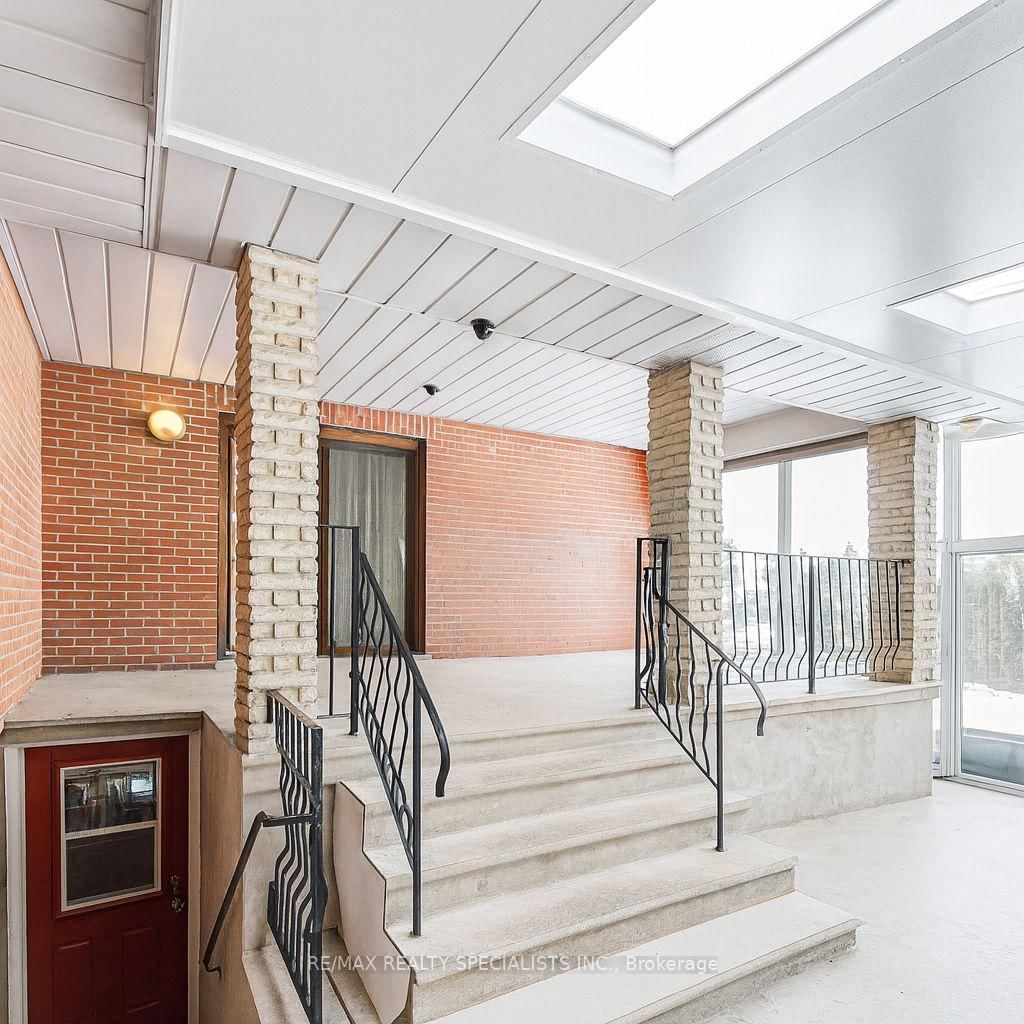 9186 Goreway Drive - Photo 39