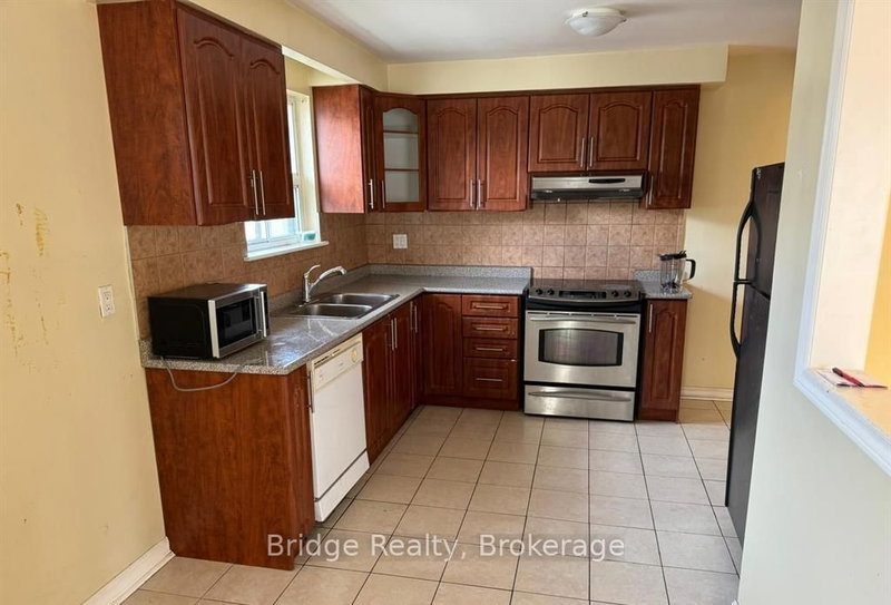 7075 Magic Crt, Mississauga, L4T 3A2 | Image 2