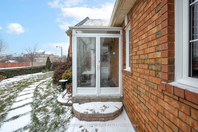 687 Twain Ave, Mississauga, L5W 1K7 | Image 3