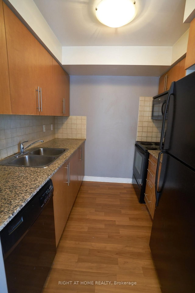 811 - 310 burnhamthorpe Road W