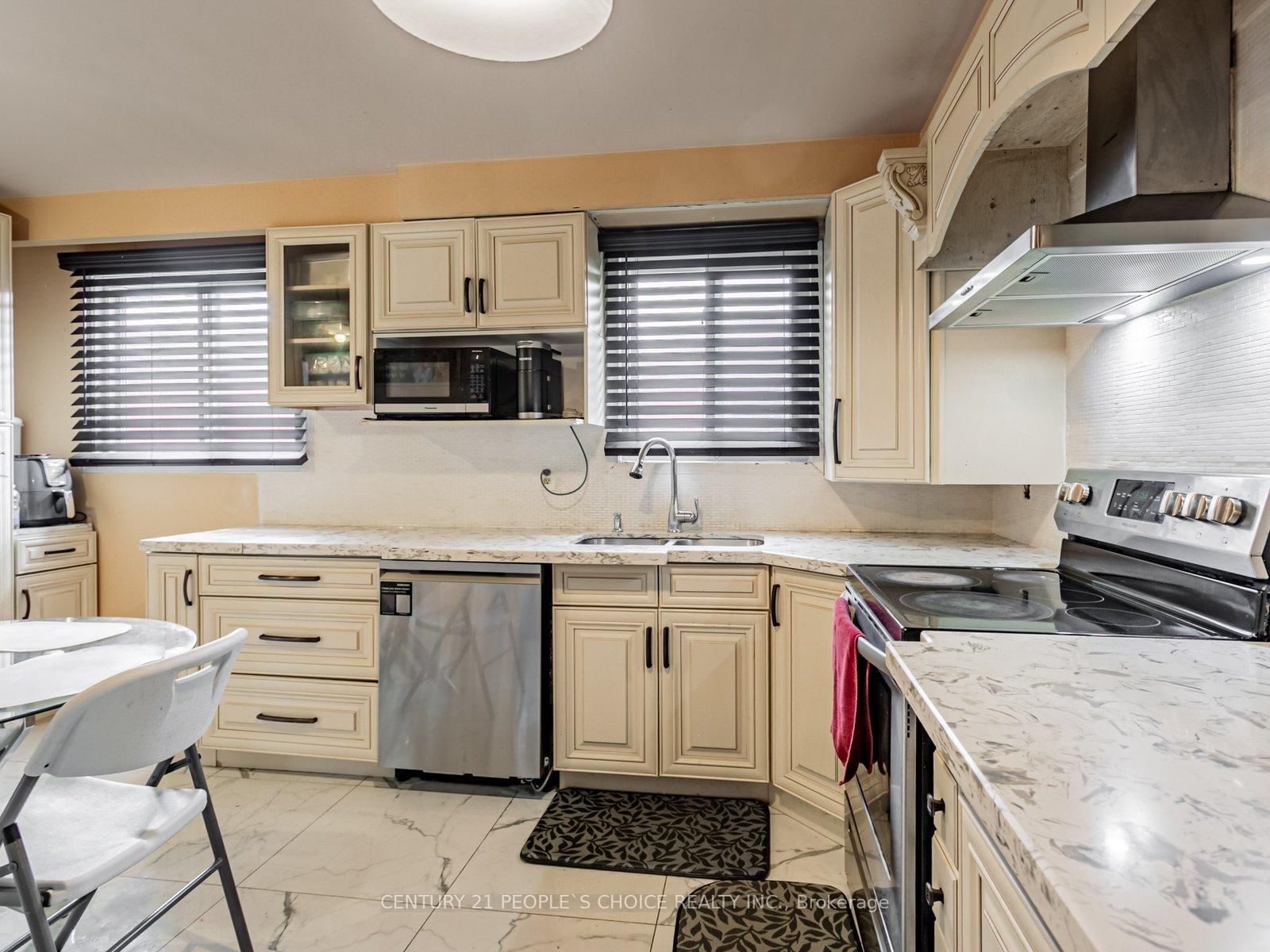 Semi-Detached House for sale at 18 Curtis Drive, Brampton, Ontario, L6Y 2J6 - Brampton South - MLS: W12627758