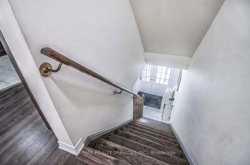 10 Rabbit Run Way, Brampton, L6Z 0J2 | Image 2