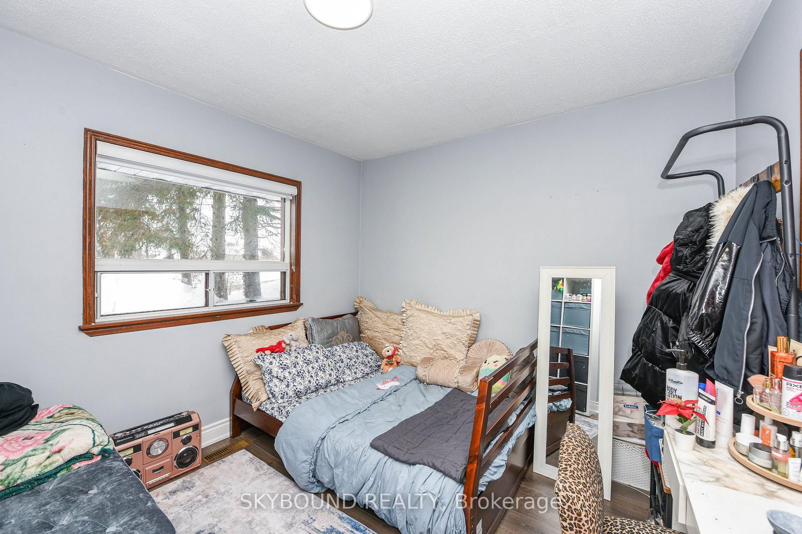 Detached House for sale at 32 Victoria Avenue, Halton Hills, Ontario, L7J 1Y9 - Acton - MLS: W12633380