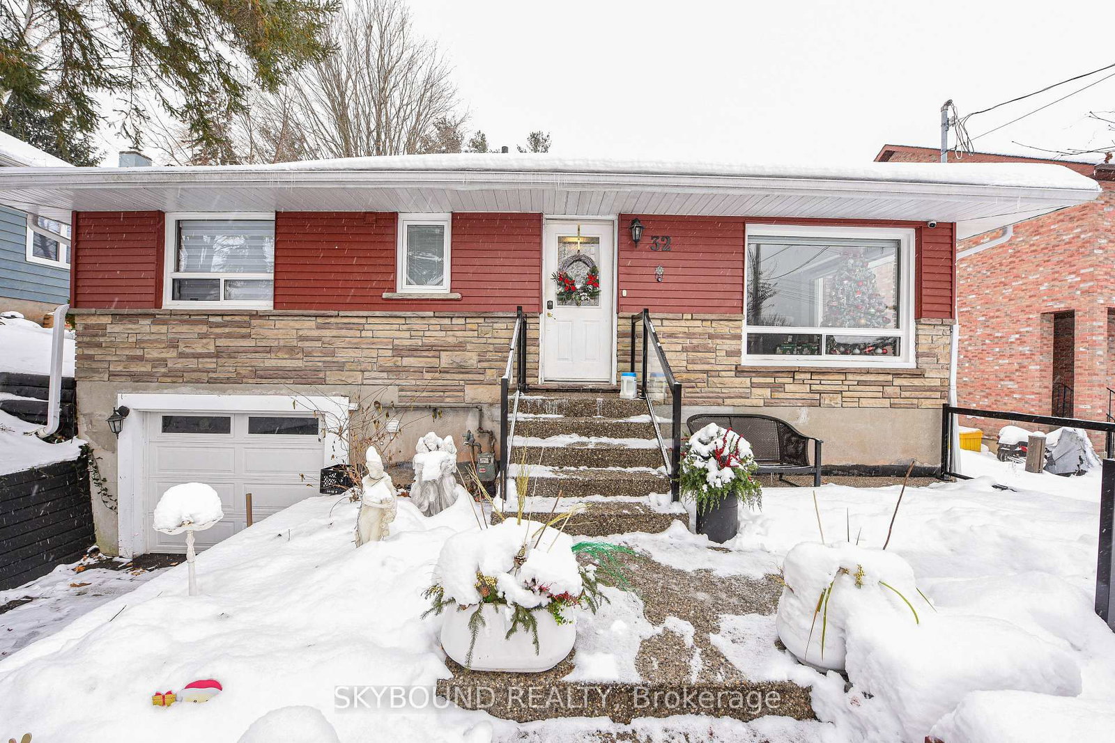 Detached House for sale at 32 Victoria Avenue, Halton Hills, Ontario, L7J 1Y9 - Acton - MLS: W12633380