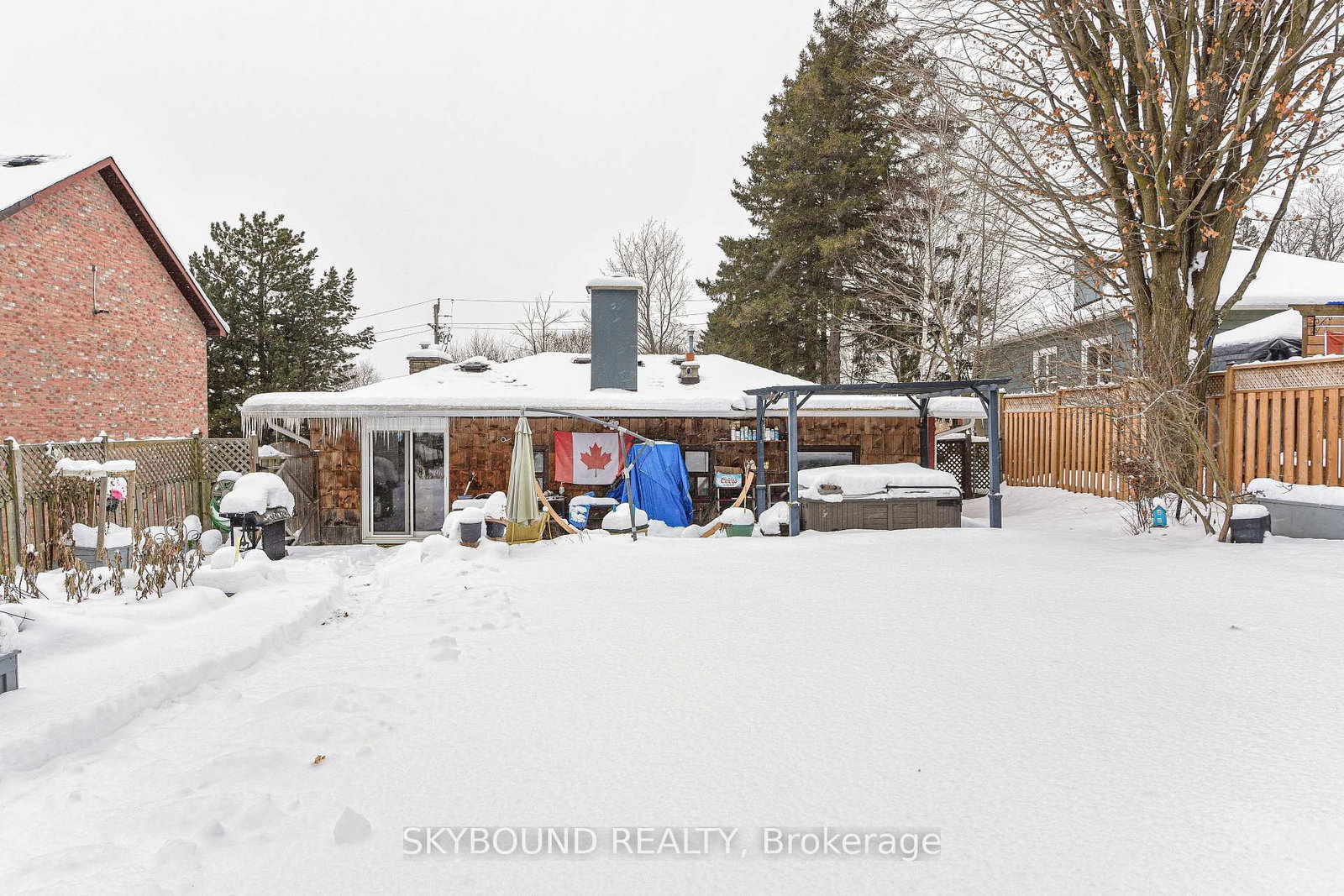 Detached House for sale at 32 Victoria Avenue, Halton Hills, Ontario, L7J 1Y9 - Acton - MLS: W12633380