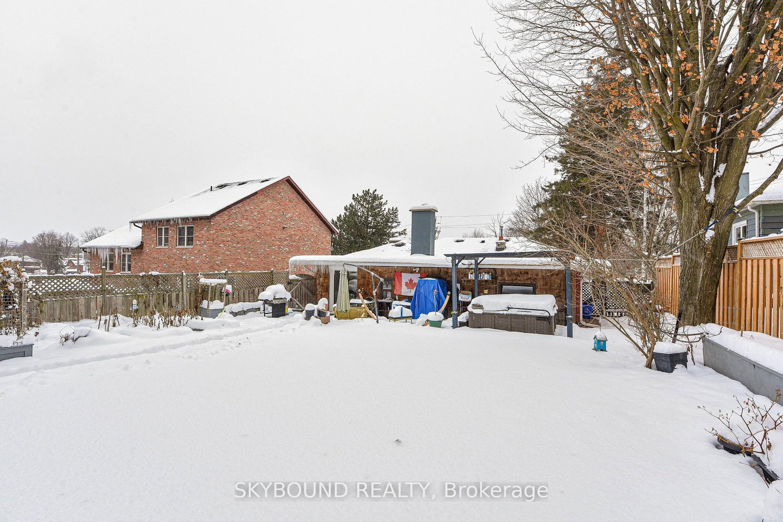 Detached House for sale at 32 Victoria Avenue, Halton Hills, Ontario, L7J 1Y9 - Acton - MLS: W12633380