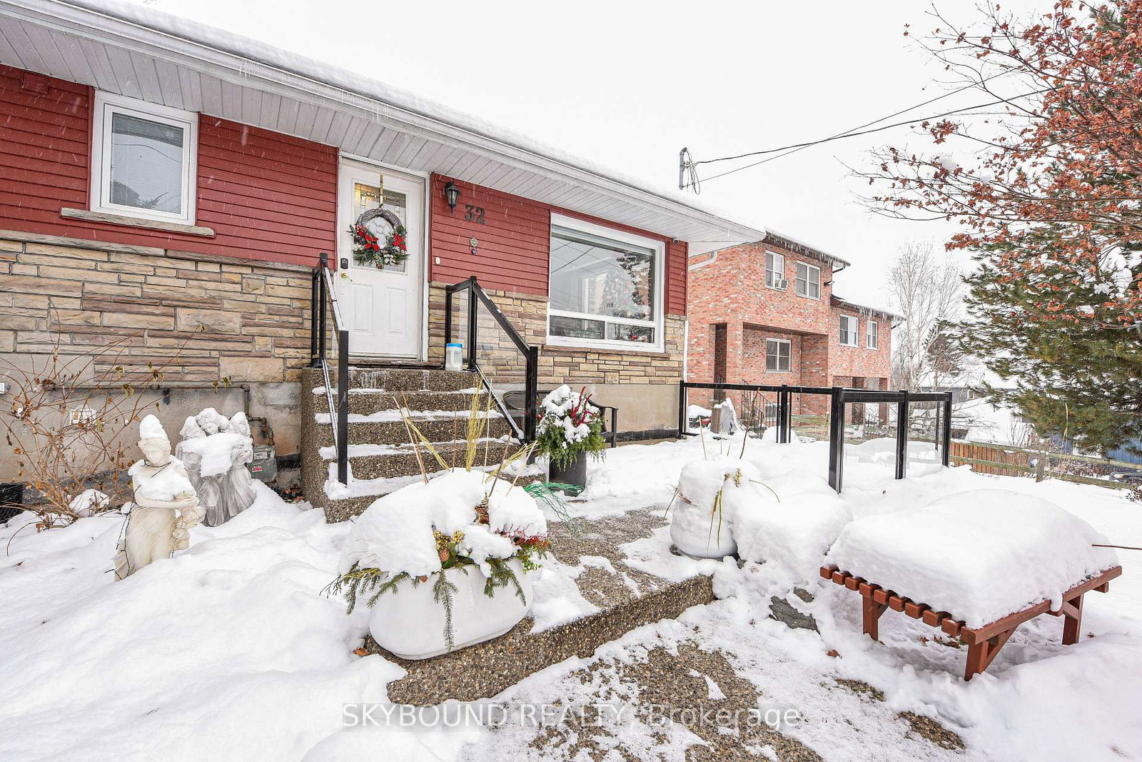 Detached House for sale at 32 Victoria Avenue, Halton Hills, Ontario, L7J 1Y9 - Acton - MLS: W12633380