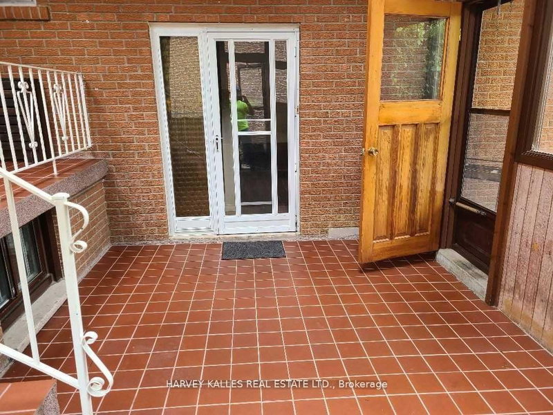 Lower - 2379 Hensall St, Mississauga, L5A 2T1 | Image 2