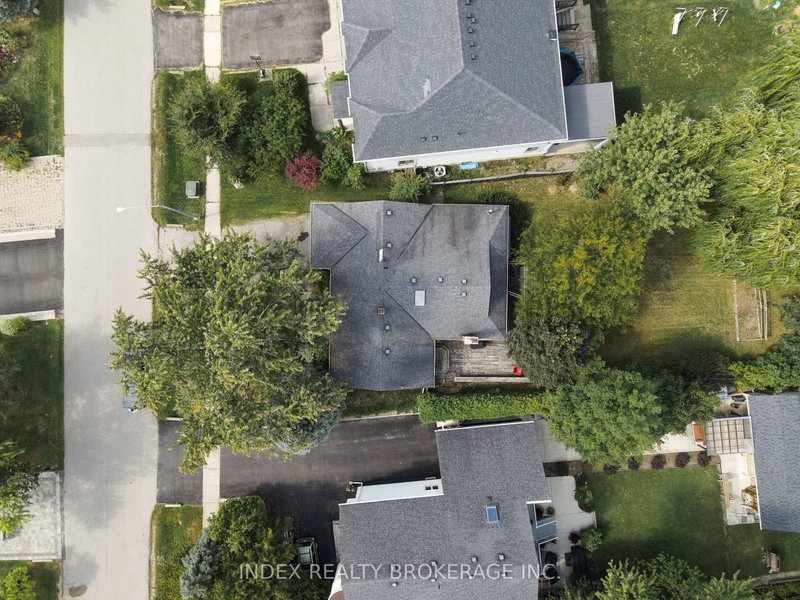 1073 Kent Ave E, Oakville, L6H 1Z7 | Image 2