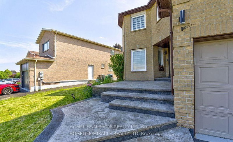 55 Castlehill Rd, Brampton, L6X 4C9 | Image 2