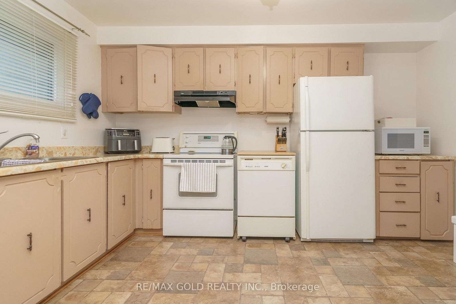 Townhouse for sale at 143-143 Ashton Crescent, Brampton, Ontario, L6S 3J9 - Central Park - MLS: W12640210