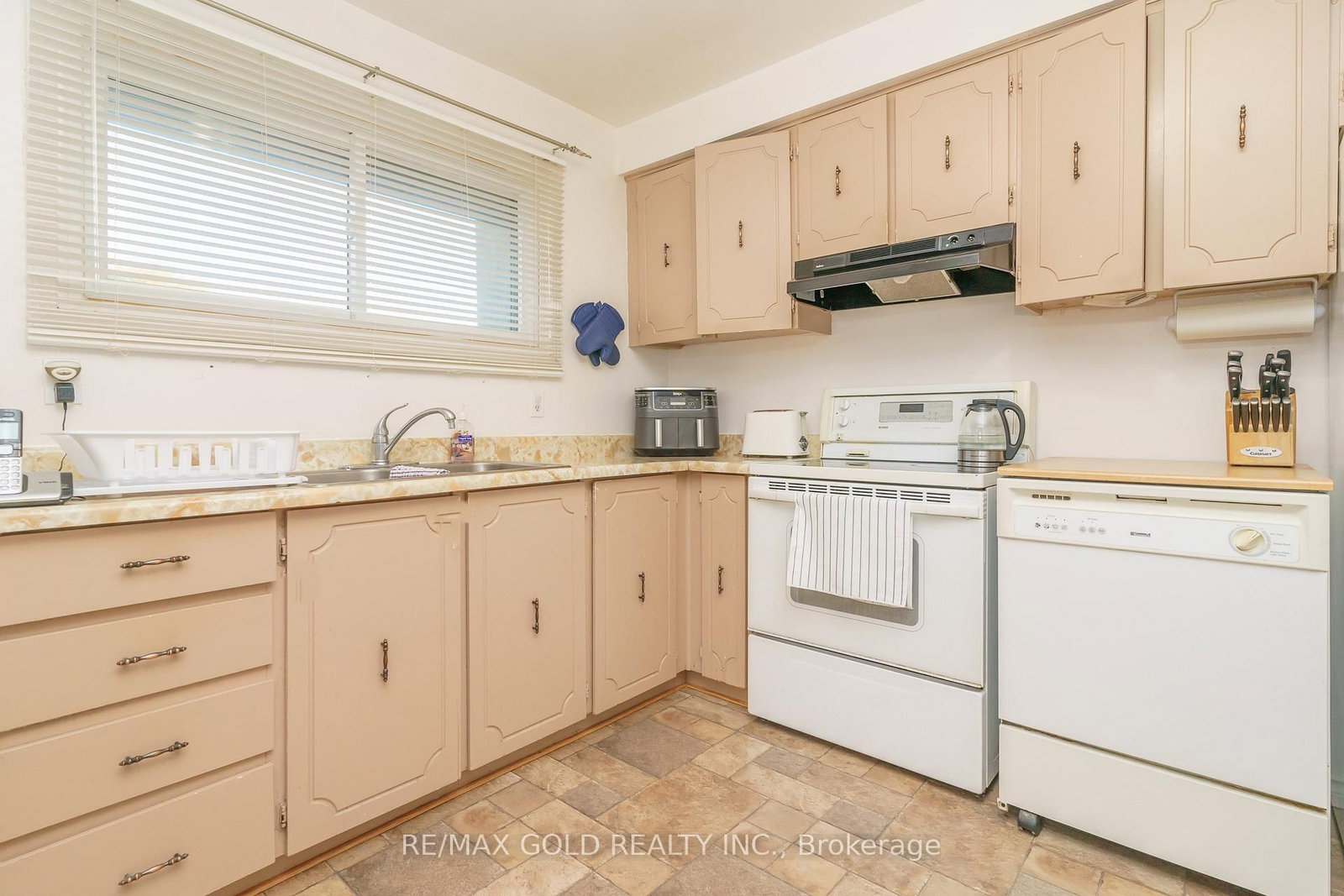 Townhouse for sale at 143-143 Ashton Crescent, Brampton, Ontario, L6S 3J9 - Central Park - MLS: W12640210