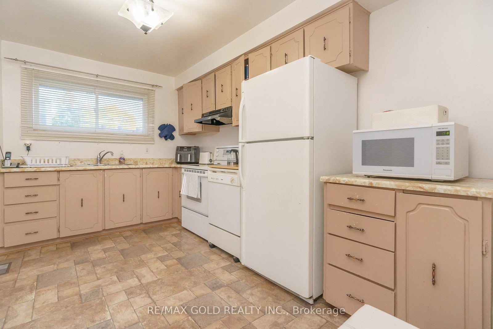 Townhouse for sale at 143-143 Ashton Crescent, Brampton, Ontario, L6S 3J9 - Central Park - MLS: W12640210