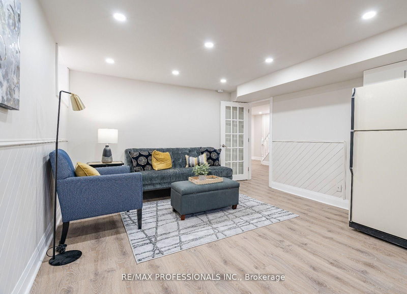 364 Rathburn Rd, Toronto, M9B 2M1 | Image 2