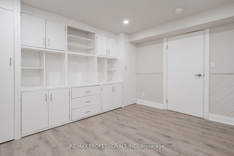 364 Rathburn Rd, Toronto, M9B 2M1 | Image 3