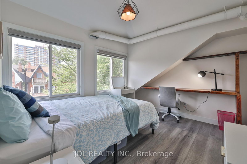 7 - 5 Sorauren Ave, Toronto, M6R 2C6 | Image 2