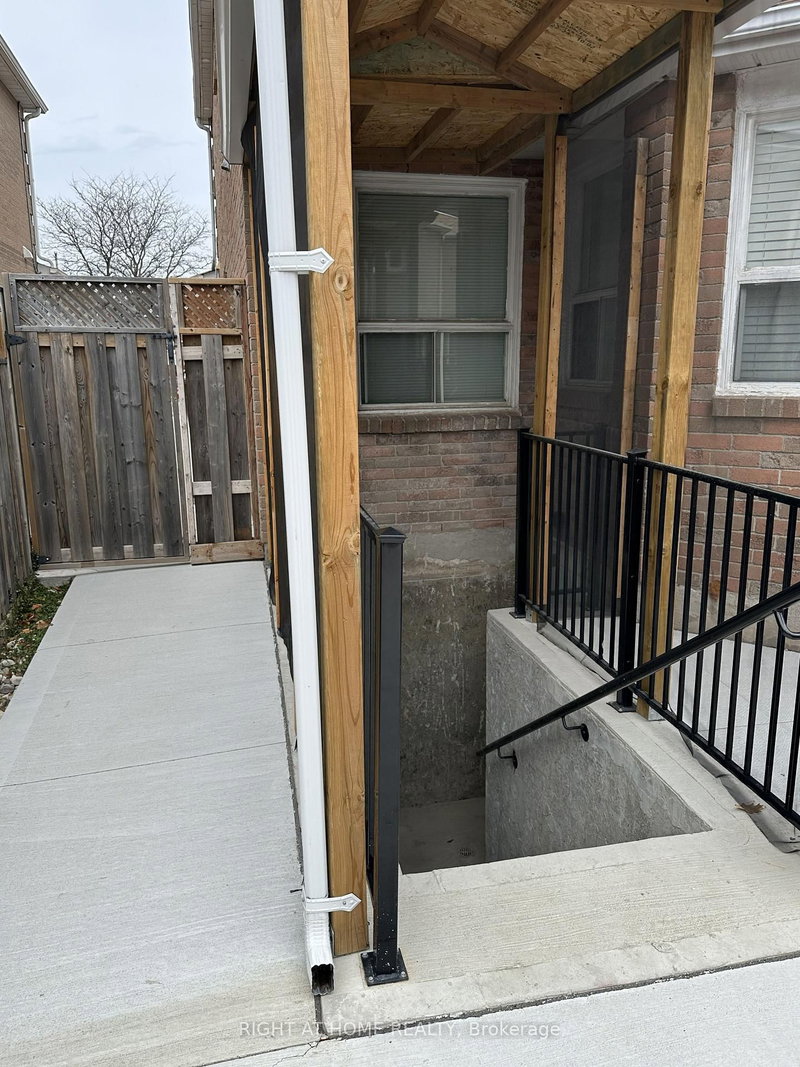 4468 Ashley Ave, Mississauga, L5R 2A2 | Image 2