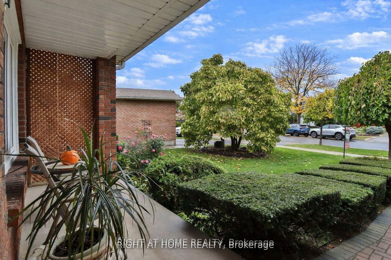 1433 Bough Beeches Blvd, Mississauga, L4W 3B4 | Image 3