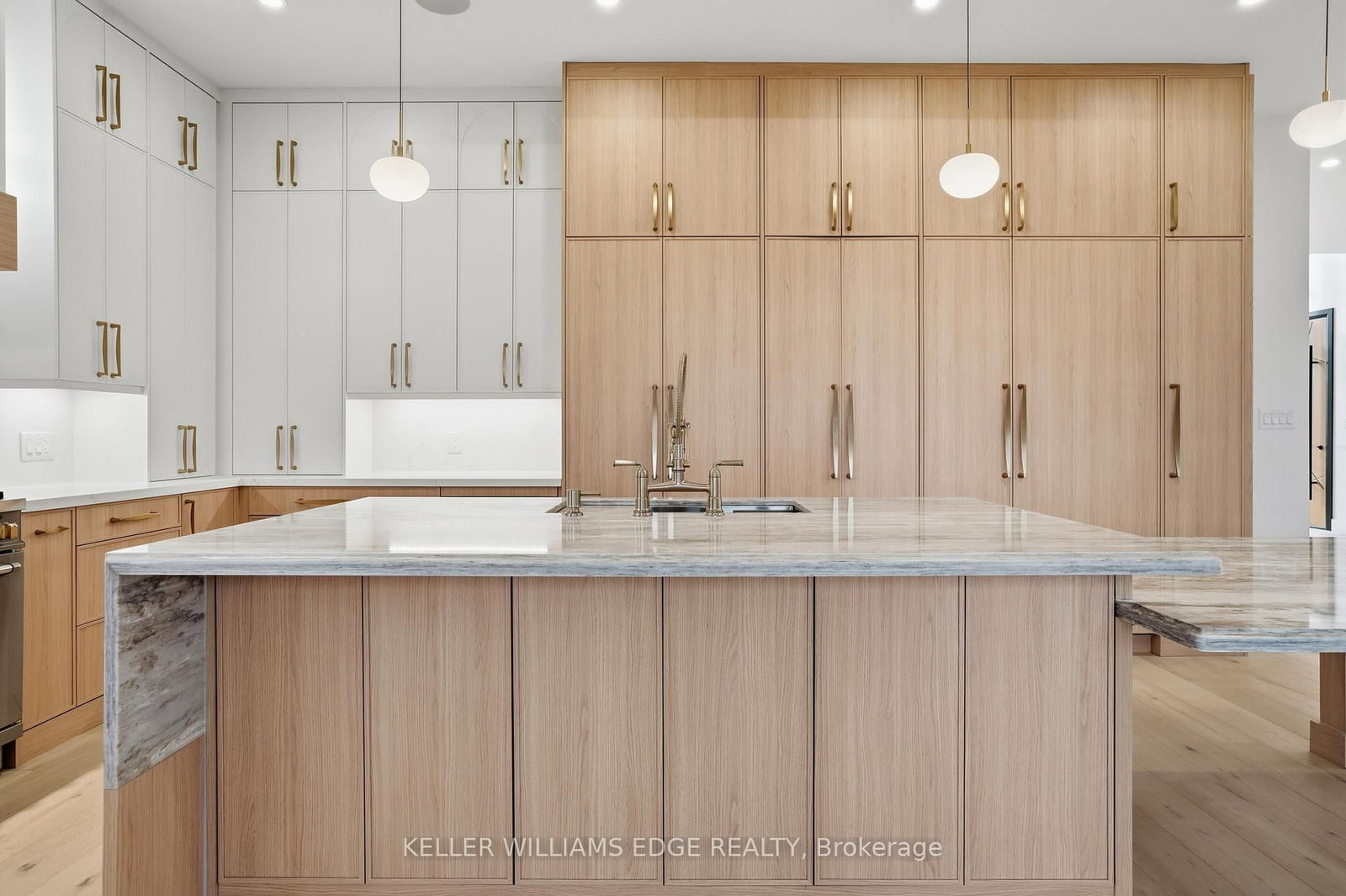 Detached House for sale at 427 Pine Cove Road, Burlington, Ontario, L7N 1W4 - Roseland - MLS: W12649750