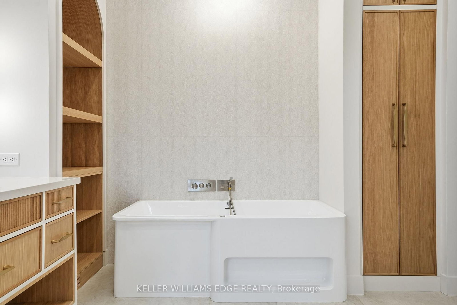 Detached House for sale at 427 Pine Cove Road, Burlington, Ontario, L7N 1W4 - Roseland - MLS: W12649750