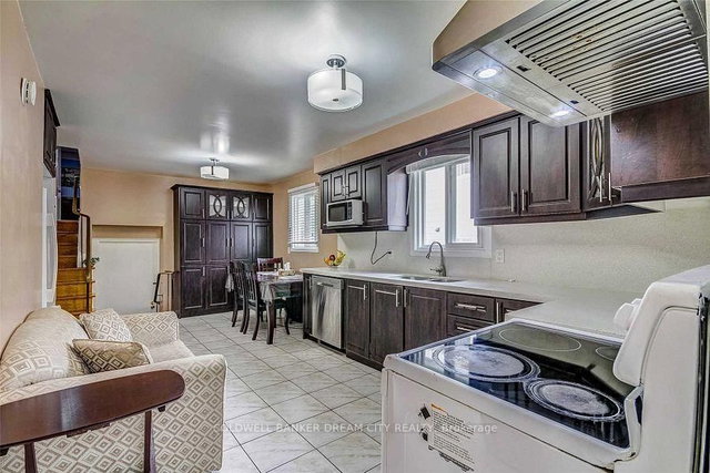 Upper Unit - 338 Royal Salisbury Way