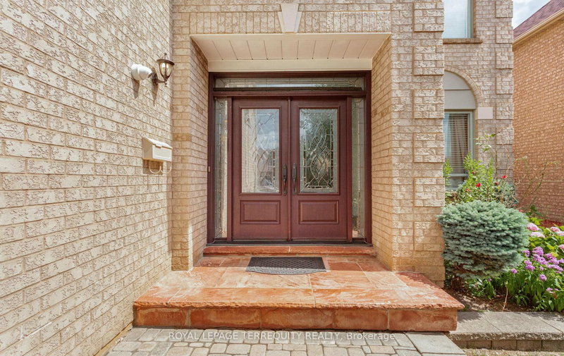 5839 Fieldon Rd, Mississauga, L5M 5K3 | Image 3