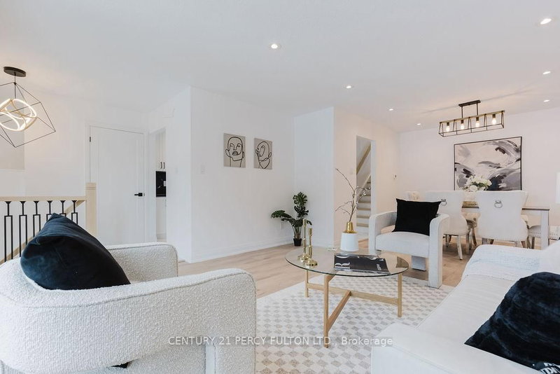 11 Bay Crest Dr, Brampton, L6Z 1H5 | Image 2