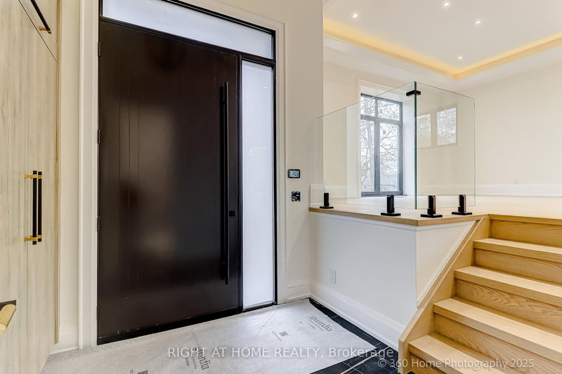 28 PINE Ave, Mississauga, L5H 2P6 | Image 3