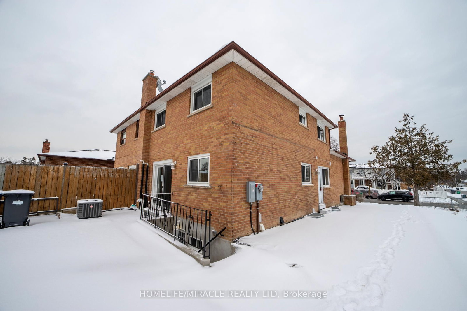 Semi-Detached House sold at 3309 Jolliffe Avenue, Mississauga, Ontario, L4T 1V6 - Malton - MLS: W12670100
