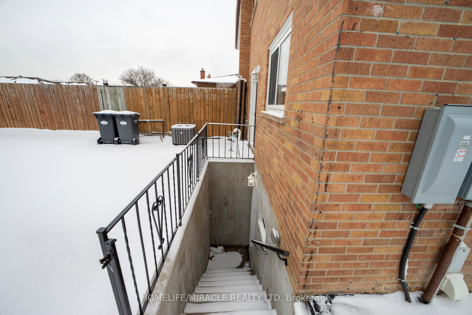 Semi-Detached House sold at 3309 Jolliffe Avenue, Mississauga, Ontario, L4T 1V6 - Malton - MLS: W12670100