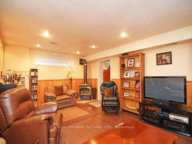 Lower - 1602 Coram Cres, Mississauga, L4X 1K9 | Image 2