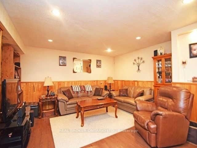 Lower - 1602 Coram Cres, Mississauga, L4X 1K9 | Image 3