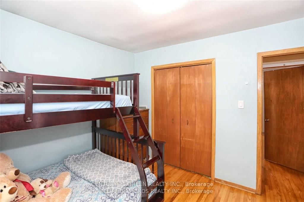 Detached House for sale at 35 York Street, Mississauga, Ontario, L4T 3M4 - Malton - MLS: W12674522