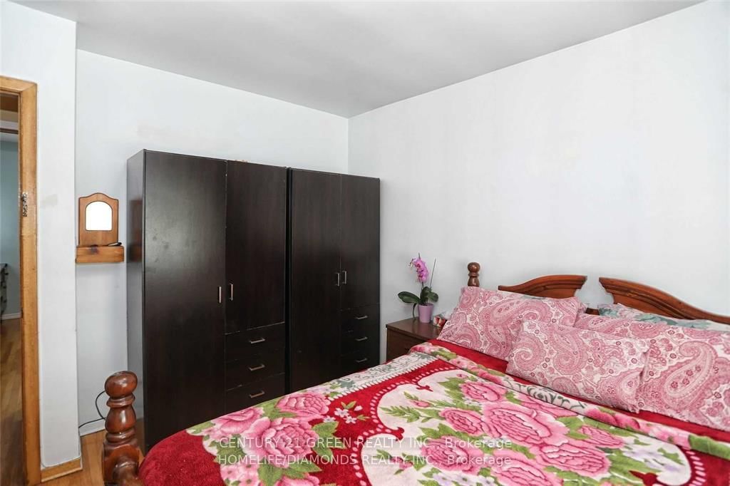 Detached House for sale at 35 York Street, Mississauga, Ontario, L4T 3M4 - Malton - MLS: W12674522