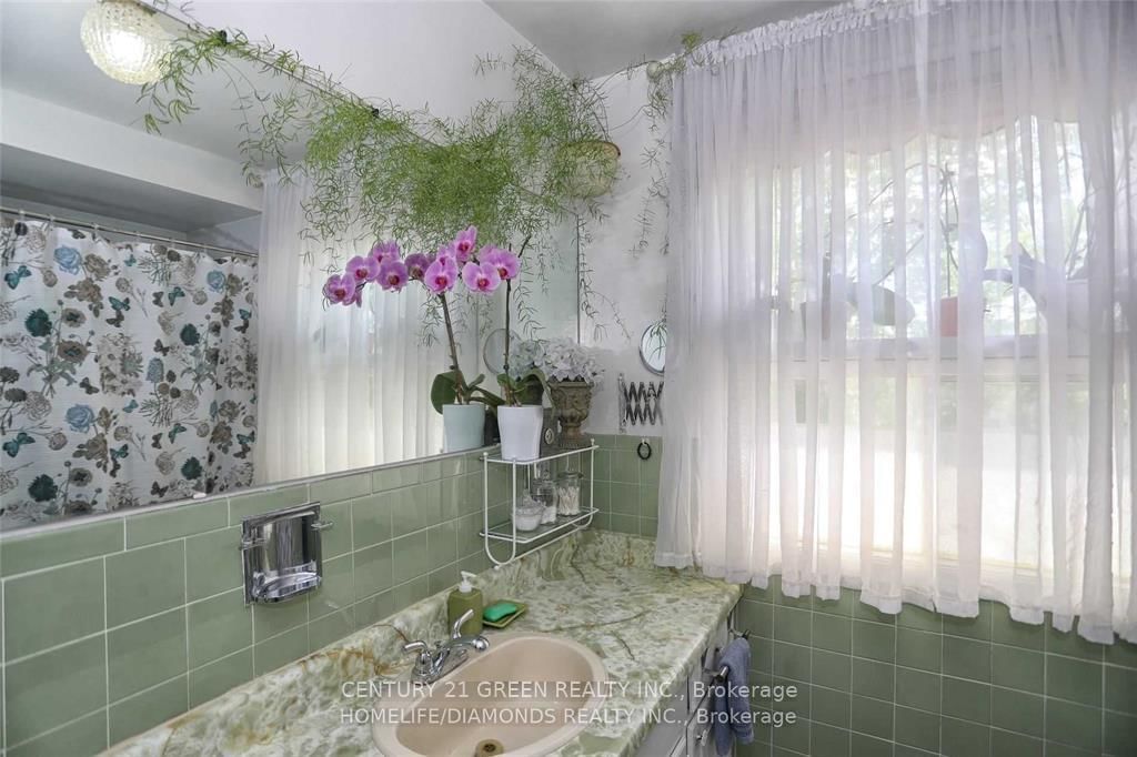 Detached House for sale at 35 York Street, Mississauga, Ontario, L4T 3M4 - Malton - MLS: W12674522