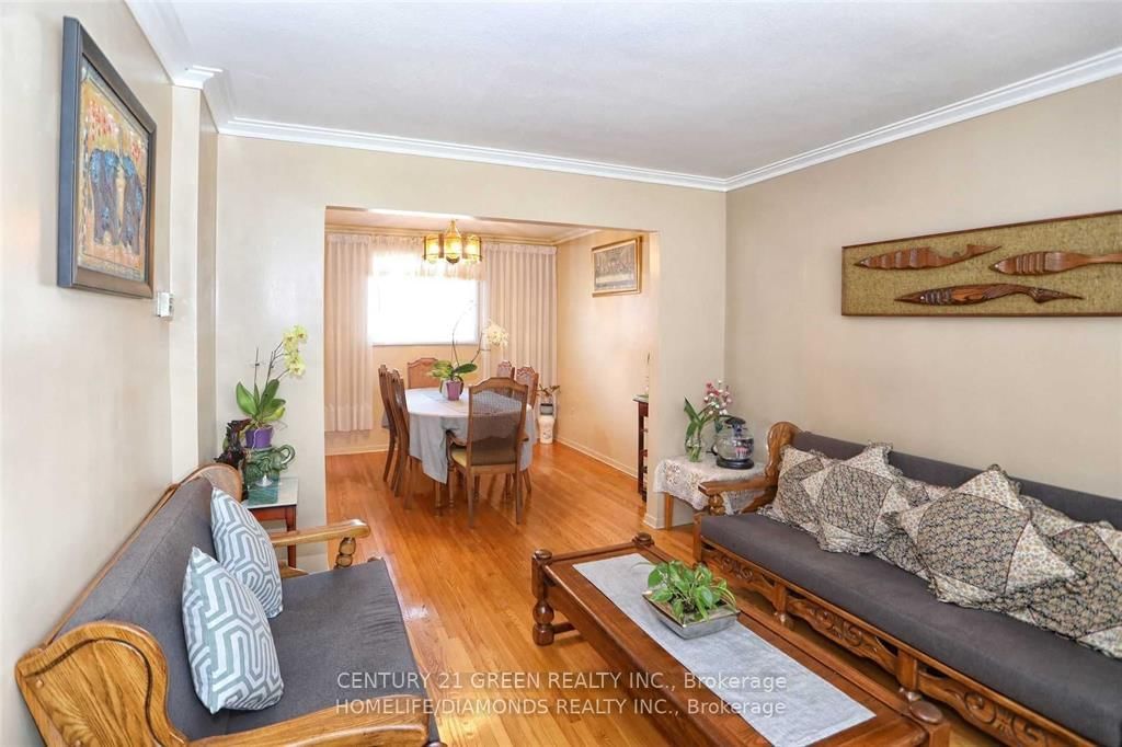 Detached House for sale at 35 York Street, Mississauga, Ontario, L4T 3M4 - Malton - MLS: W12674522