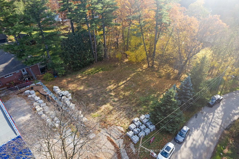 1470 Pinetree Cres, Mississauga, L5G 2S8 | Image 3