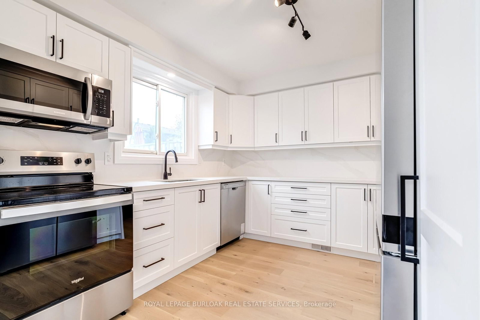 Townhouse for sale at 4-5475 Lakeshore Road, Burlington, Ontario, L7L 1E1 - Appleby - MLS: W12676898