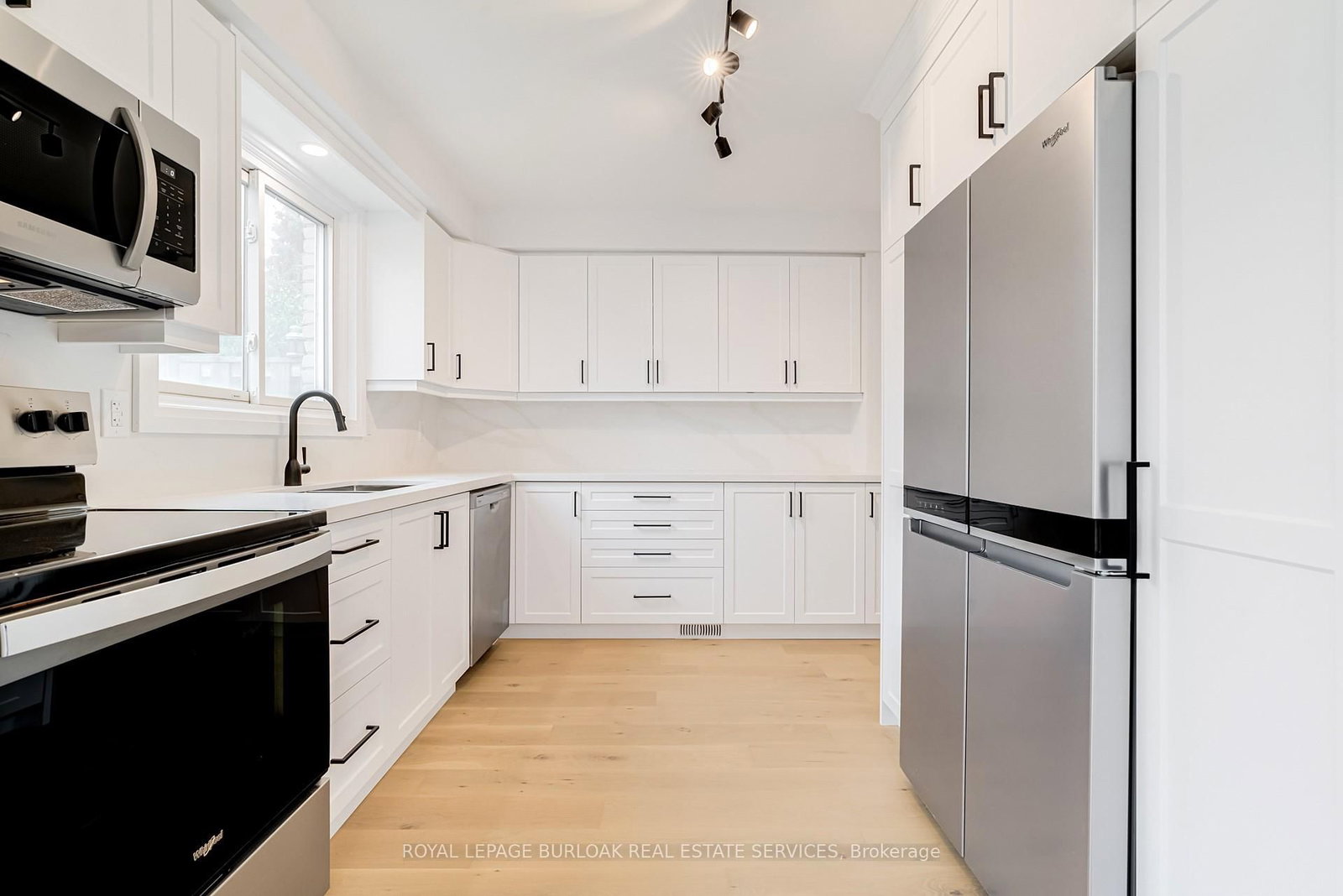 Townhouse for sale at 4-5475 Lakeshore Road, Burlington, Ontario, L7L 1E1 - Appleby - MLS: W12676898